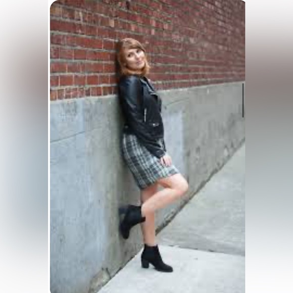 Sam Edelman Hanley suede black pull on booties in size 8 with 2.5” heel. - Picture 6 of 11